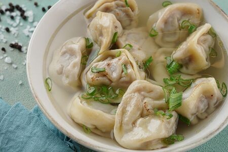 Пельмени со свининой и говядиной с бульоном и сметаной