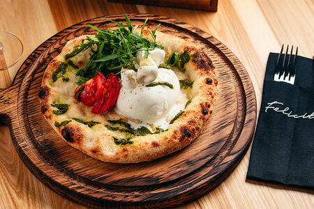 Буррата с томатами и соусом песто