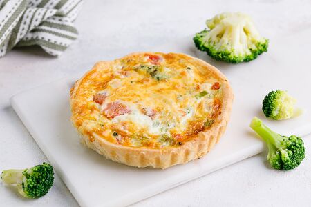 Киш с курицей и капустой брокколи