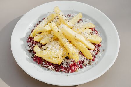 Тартар из говядины, картофель фри, трюфель