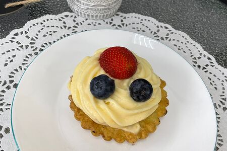 Корзинка с кремом и ягодой