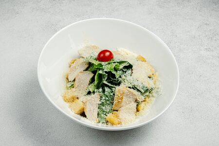 Салат Цезарь с куриной грудкой