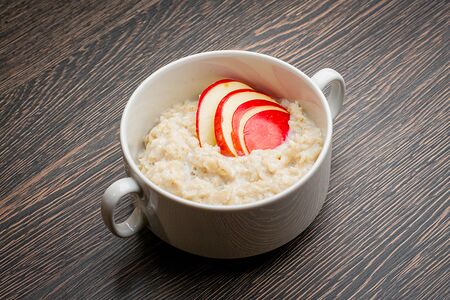 Овсяная каша с яблоками