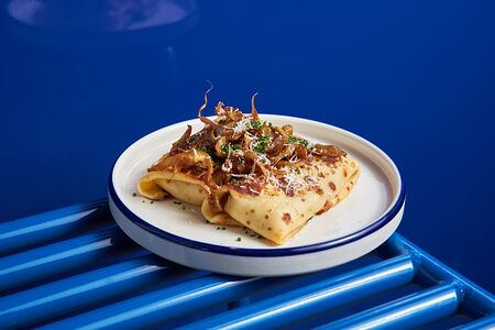 Блинчики с грибным жюльеном и сметаной 