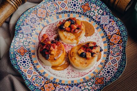 Сырники с кремом из надуги и сальсой из ягод