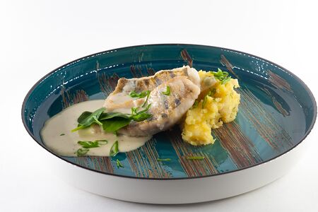 Филе судака с белым винным соусом