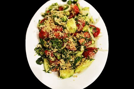 Салат по-грузински с сыром сулугуни