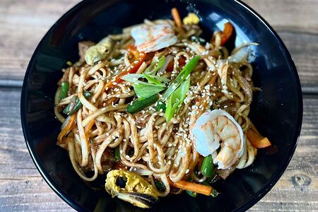 Удон с морепродуктами в соусе шрирача (острая)