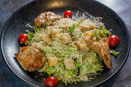 Салат Цезарь с курицей