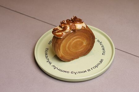 Круглый круассан банан-арахис