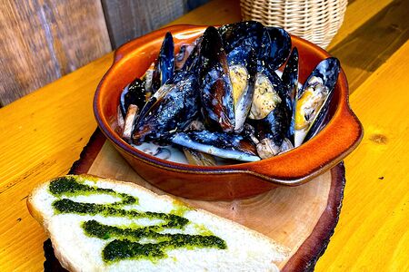 Мидии в сливках с грибами