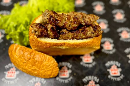 Люля-кебаб из говядины в горячем хрустящим хлебе (соус лук)