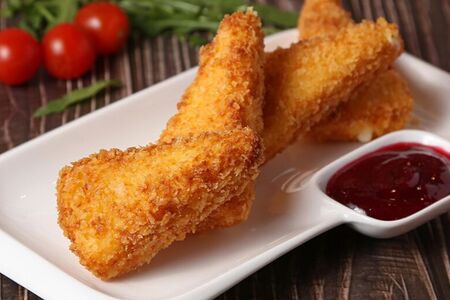 Жареный сулугуни с клюквенным соусом