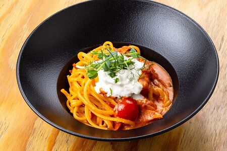 Лингвини с пеперони, беконом и страчателлой