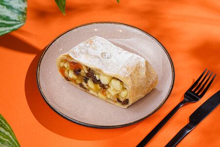 Штрудель с яблоком