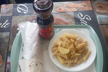 Шаверма в лаваше с картофелем фри и напитком