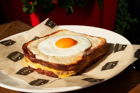 Крок-мадам с тамбовским окороком