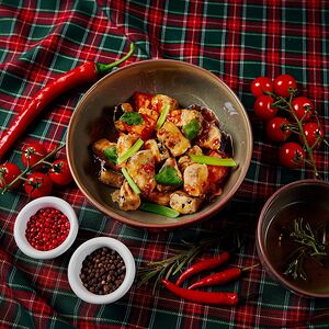 Салат с хрустящими баклажанами и томатами