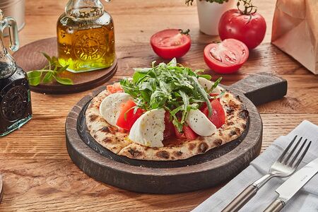 Фокачча с моцареллой, помидорами и рукколой