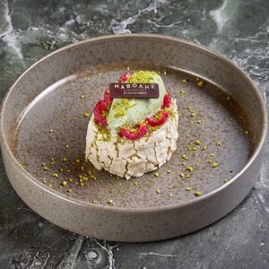 Меренговый рулет с фисташками и малиной
