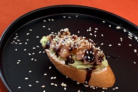 Брускетта с лососем