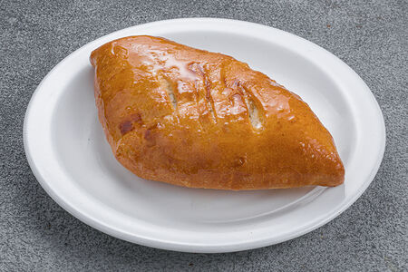 Пиражок с яйцом и луком