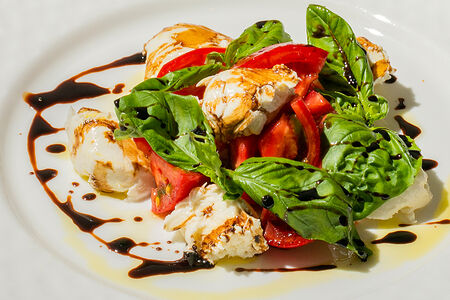 Капрезе с моцареллой, базиликом и бальзамиком