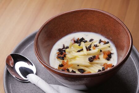 Каша овсяная на сливках с сухофруктами и яблоком