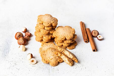 Рассыпчатое печенье с фундуком и корицей