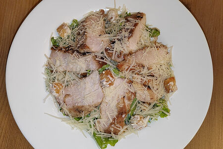 Салат Цезарь с куриной грудкой