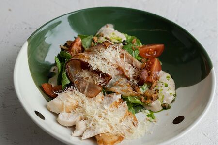 Салат Цезарь с курицей и беконом