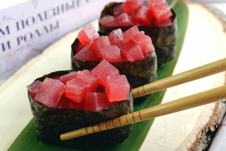 Гункан с тунцом