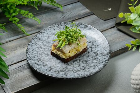 Смореброд с сельдью