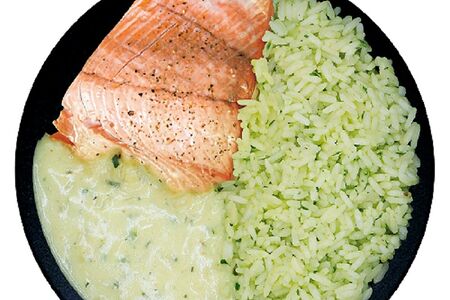 Филе горбуши, запеченное в кокосово-имбирном соусе с рисом