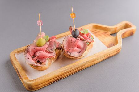 Брускетты с ростбифом