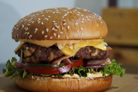 Бургер с бифштексом и сыром