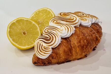 Круассан лимонный с меренгой