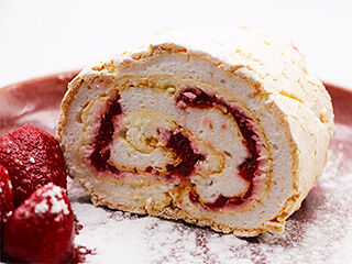 Рулет малиновый меренговый