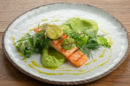 Стейк из форели с маслом из авокадо