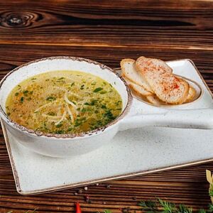 Бульон куриный с яйцом и зеленью и сухариками
