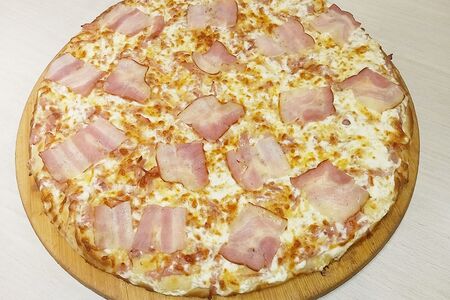 Пицца с ветчиной и беконом