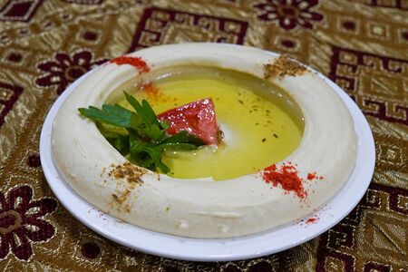 Хумус на тарелке