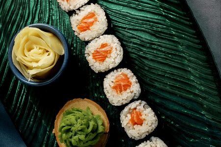 Маки с лососем