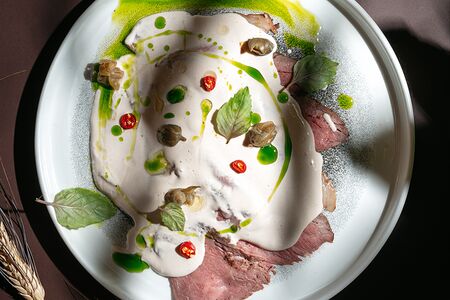 Ростбиф под соусом из тунца