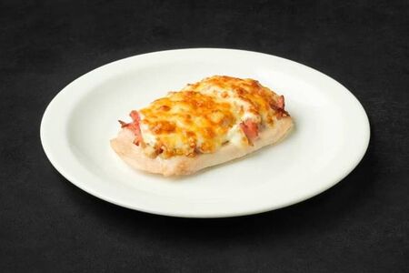 Грудка куриная, запеченная с шампиньонами и ветчиной