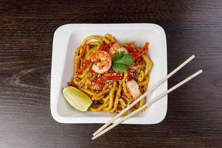 Wok с креветками