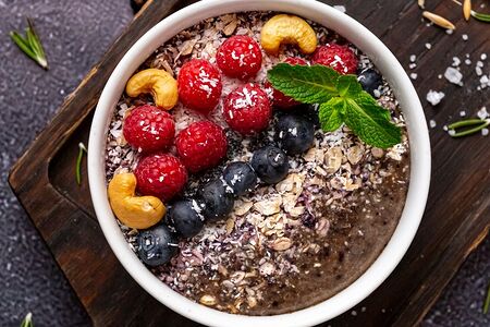 Смузи-боул с овсяными хлопьями, малиной и голубикой