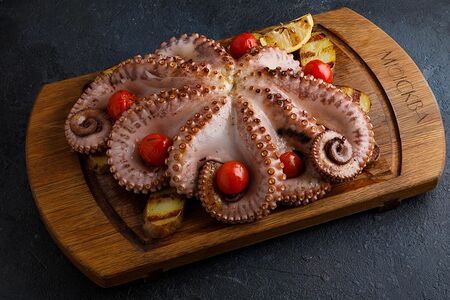 Осьминог на гриле с запеченным картофелем