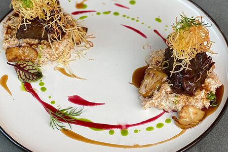 Говяжьи щечки с белыми грибами и пшеничной кашей