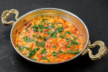 Помидор юмурта - яичница с помидорами